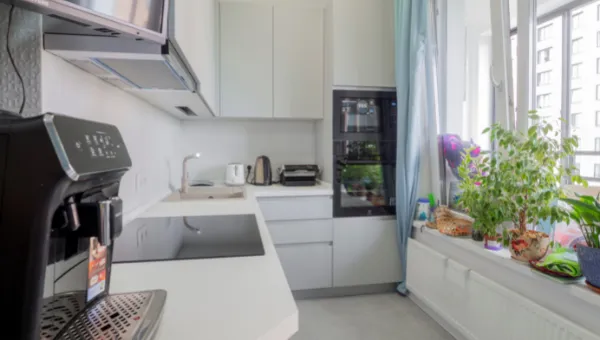 Как обустроить узкую кухню: идеи визуального увеличения пространства Как обустроить узкую кухню: идеи визуального увеличения пространства