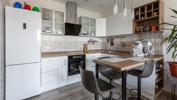 Белая кухня с деревянной столешницей: какие избежать ошибки и какой стиль выбрать