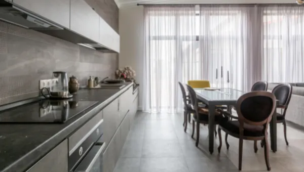 2.dizain-kuhni-gostinoy-v-seruh-tonah.png 2.dizain-kuhni-gostinoy-v-seruh-tonah.png